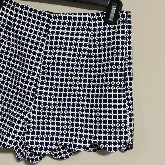 TUCKERNUCK ENGLISH FACTORY Navy Blue White Scalloped Hem Short Sz S - Picture 3 of 10